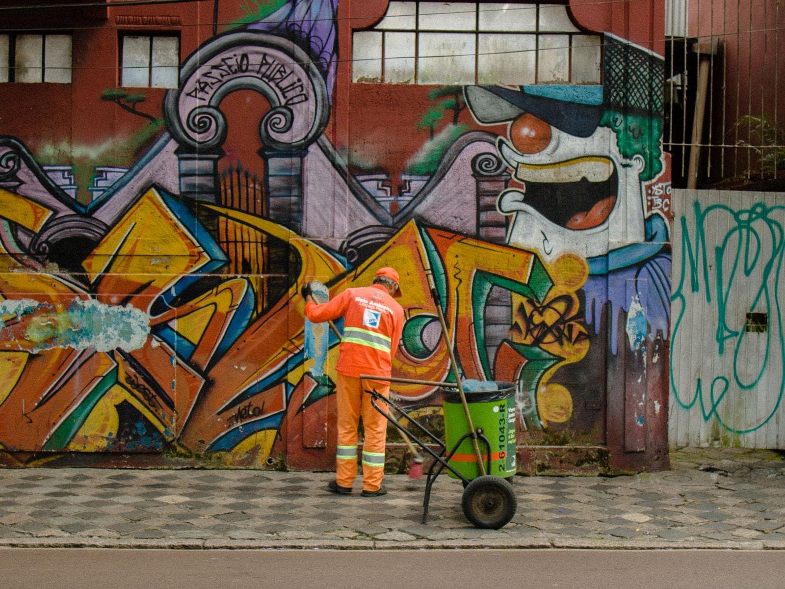 Effacement de graffitis — Toulouse